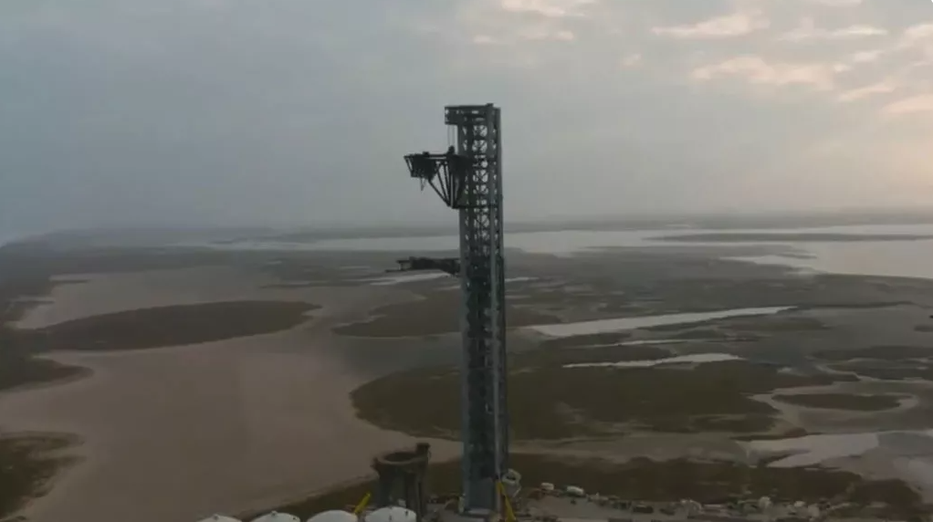 马斯克展示SpaceX星际飞船发射和捕捉塔，用机械臂回收