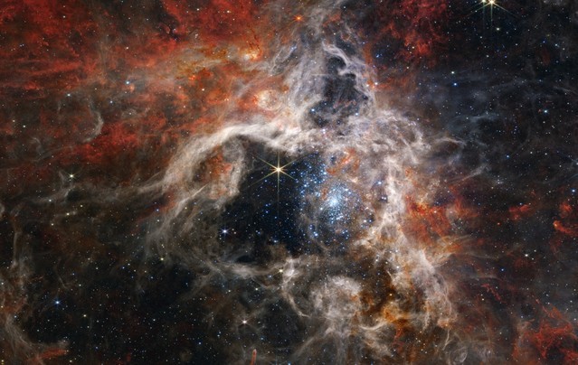 太空中最美的烟火 詹姆斯韦伯望远镜又来新图了！