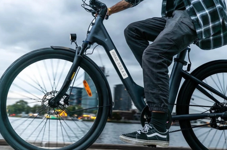 ADO 推出 AIR 28 城市电动自行车：100 公里续航，自带 3.5 英寸屏幕
